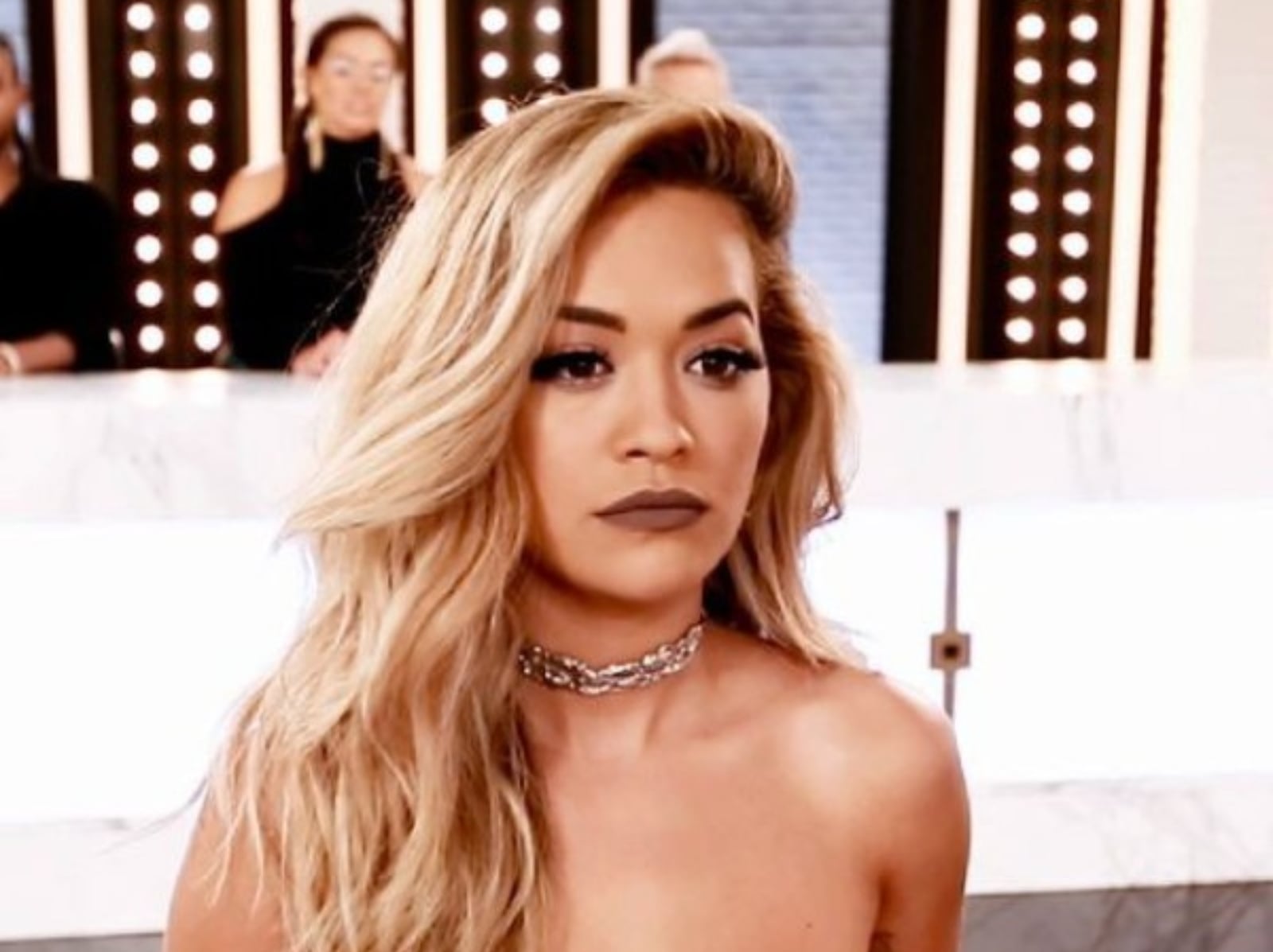 迎接 2018 ，英國歌手瑞塔歐拉社群 Po 出翹臀照！歌迷迴響超熱烈