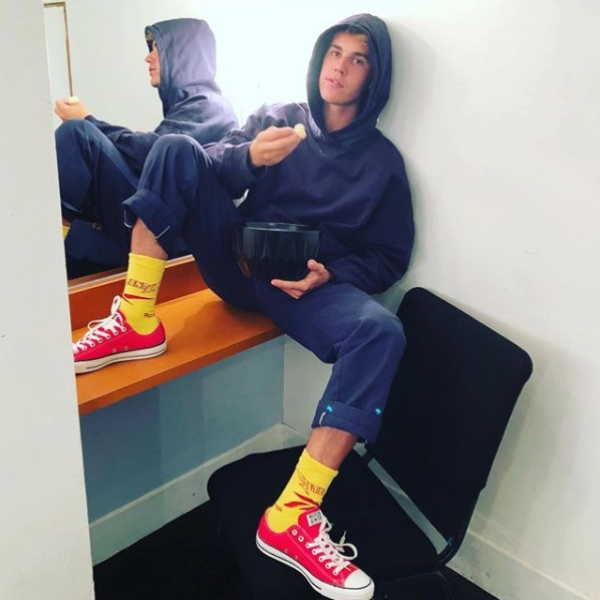 想要嗎？小賈斯汀罕見親自作畫　宣布公開賣畫並將收入捐用慈善！