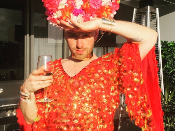 超騷！山姆史密斯瘋狂穿女裝跨年　《漢娜的遺言》男友 Brandon Flynn 也變辣妹！