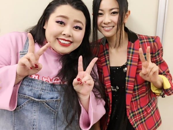 超紅諧星！渡邊直美協力主持紅白　與 TWICE 合照「大腿差距」引網友驚呼！