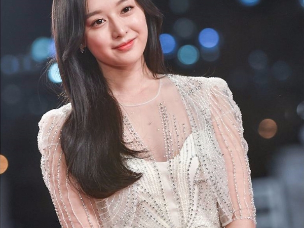 太甜蜜！金智媛「披王妃婚紗」與朴敘俊 同台領KBS演技大賞 ！