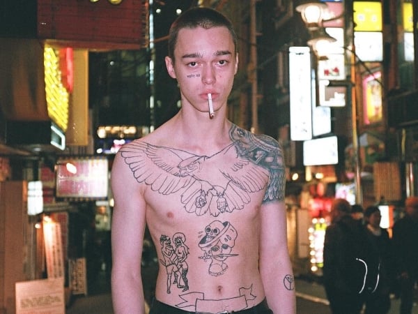 【口袋掏天菜】戰鬥民族也產厭世男模? 跩臉照狂圈 20 萬粉絲!