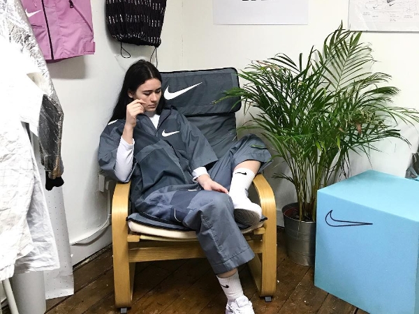 【潮妹一週間】根本「 Nike 女王」！澳洲設計師 Alexandra Hackett 神之巧手竟讓球袋變 MA-1？