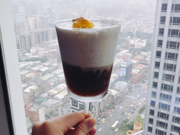 可以吃的西洋棋？W飯店翻轉傳統與「亞米‧海因」推出聯名下午茶，知名藝術品竟變甜點！