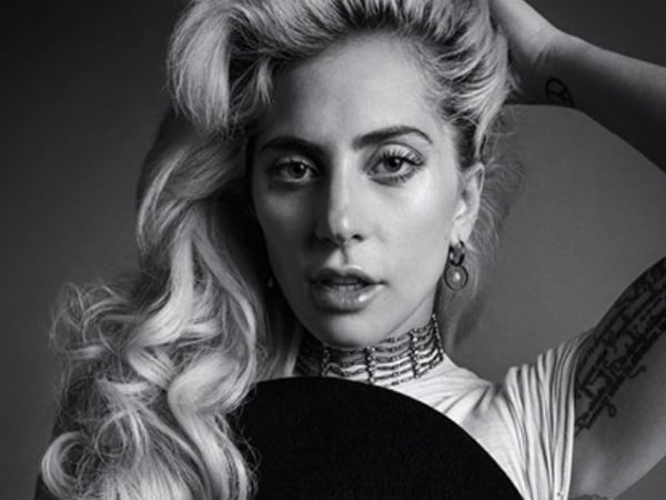 Lady Gaga放送裸臀照！粉絲驚呼：身材又更好了！流鼻血！