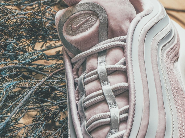 荷包守不住！Nike Air Max 97 ULTRA LUX  女性專屬復古球鞋！
