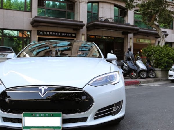 神醜！加上這三個字的車牌 TESLA、Gogoro立馬變復古三輪車