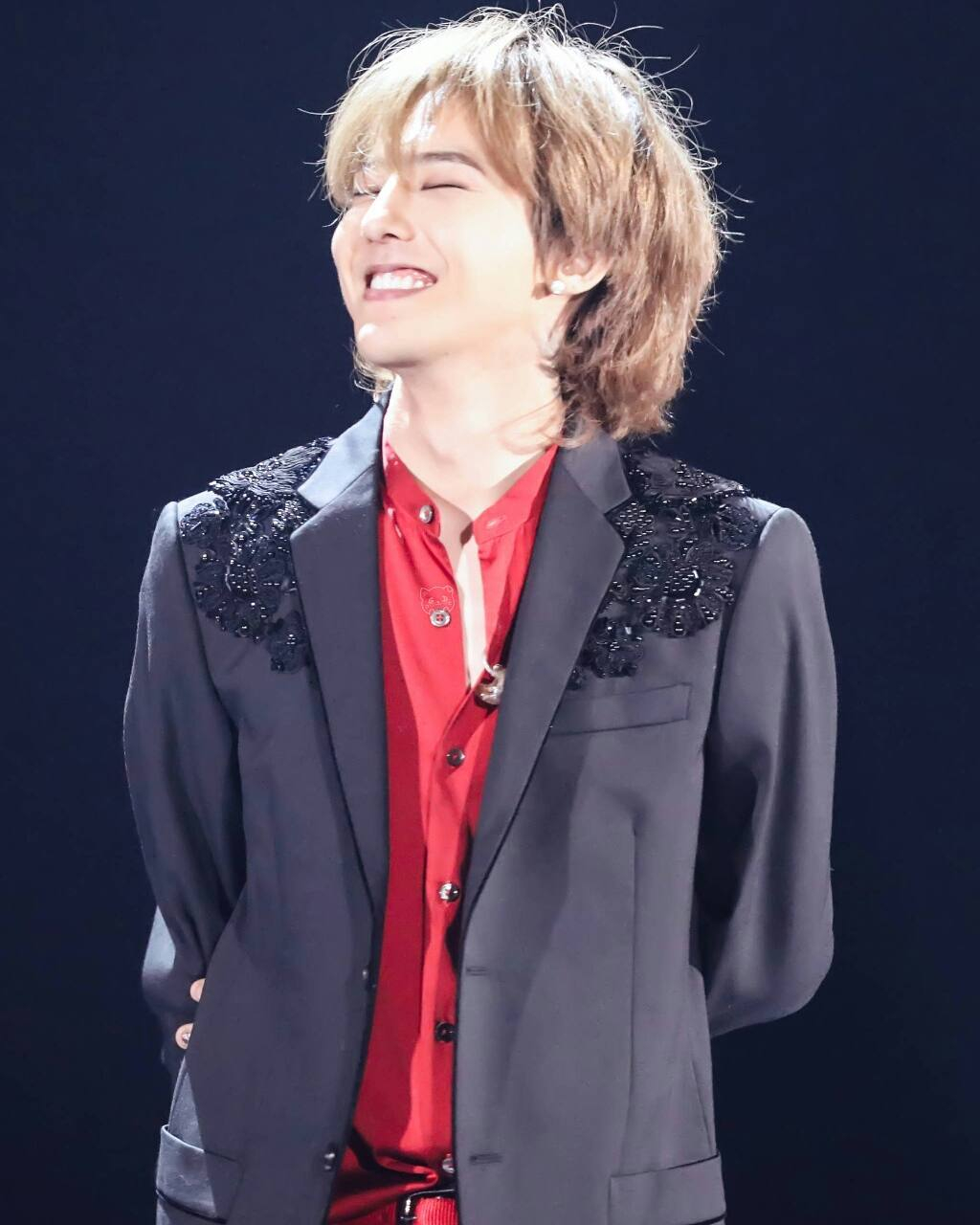 太帥!GD 入伍前最後演唱會上, 腳穿「這雙」Nike復古潮鞋!