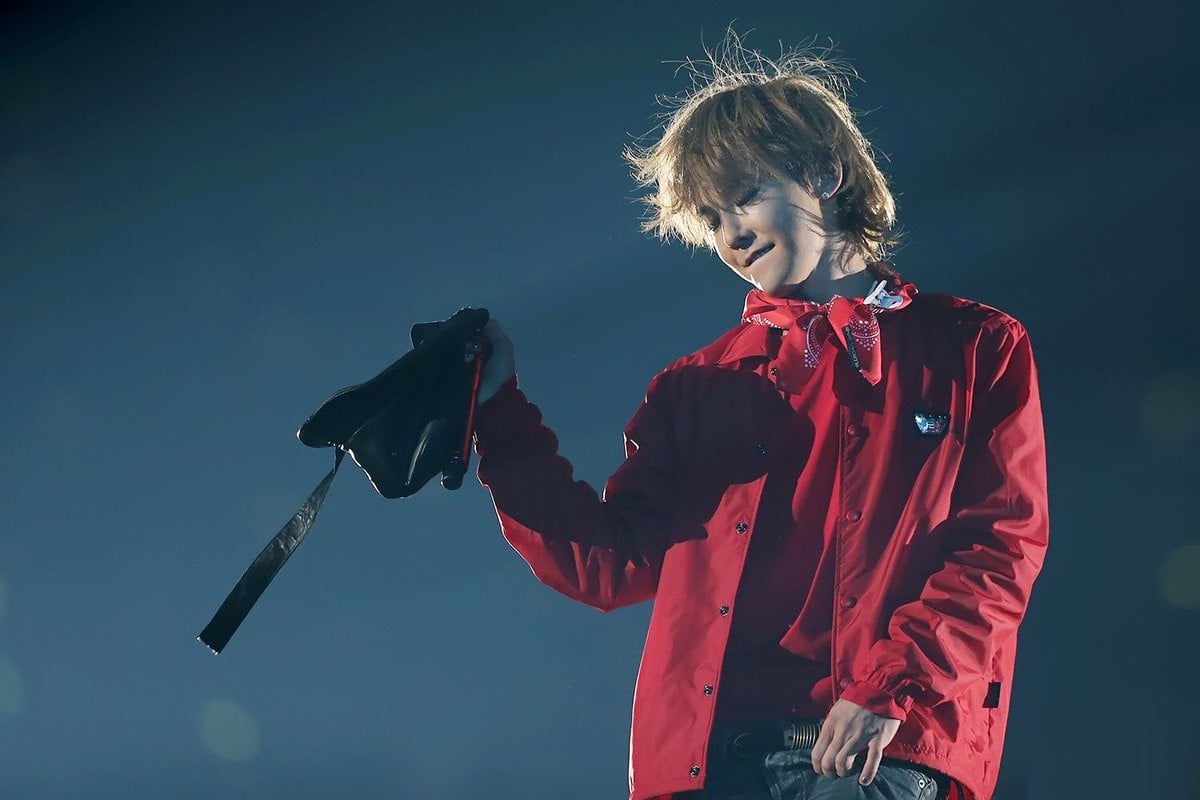 太帥!GD 入伍前最後演唱會上, 腳穿「這雙」Nike復古潮鞋!