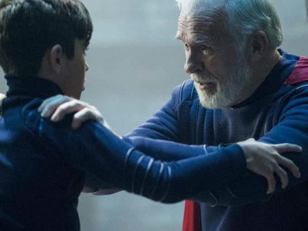 DC 超人前傳電視影集《Krypton》劇照公開，超人阿公凸肚登場成為另類焦點！