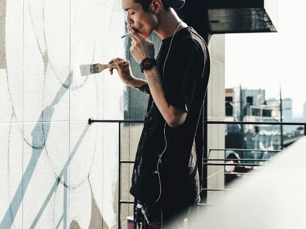 【口袋掏天菜】什麼？可愛塗鴉背後竟是酷帥型人！新銳藝術家 Sambypen 各大品牌都搶著跟他聯名！