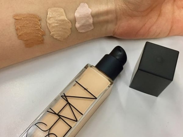 一粒米真的用全臉！ NARS 「全新亮顏粉底液」遮瑕、保濕、超服貼！小編：是精華液吧...