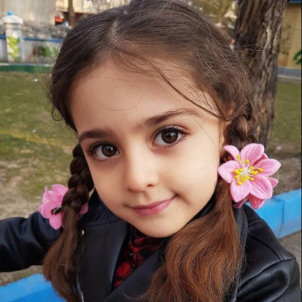 被封世界最美！伊朗 8 歲小蘿莉「精緻五官」遭瘋傳　原來她的父母也是高顏值！