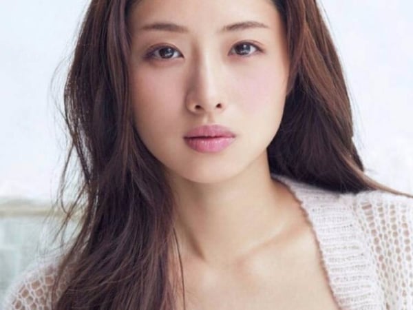 今天開播！石原聰美《不自然》扮法醫，幕後穿著時尚與「他」甜笑合照好開心！