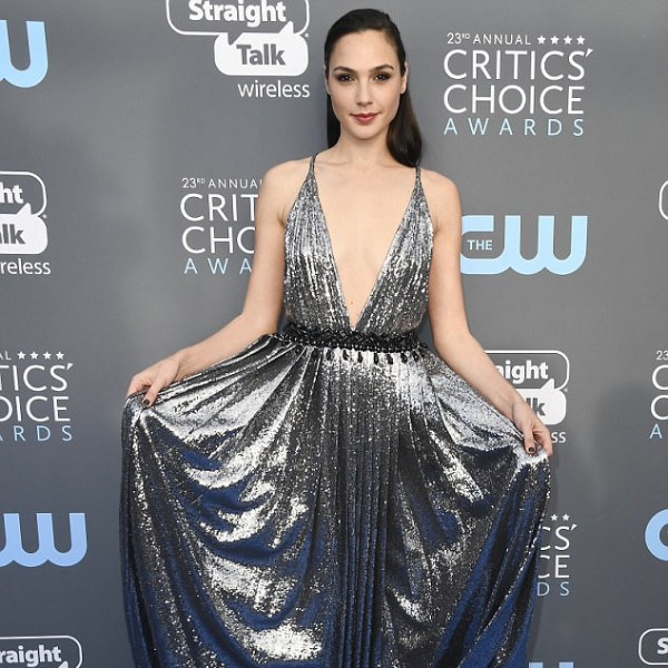 超級性感深 V、《神力女超人》蓋兒加朵上台領獎殺光底片！