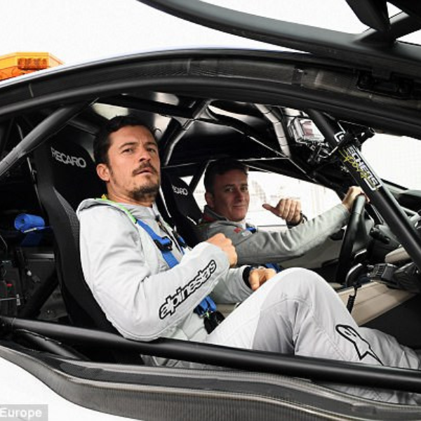 熱愛追求速度！奧蘭多布魯慶祝 41 歲生日開賽車，這位超級巨星好友作陪！