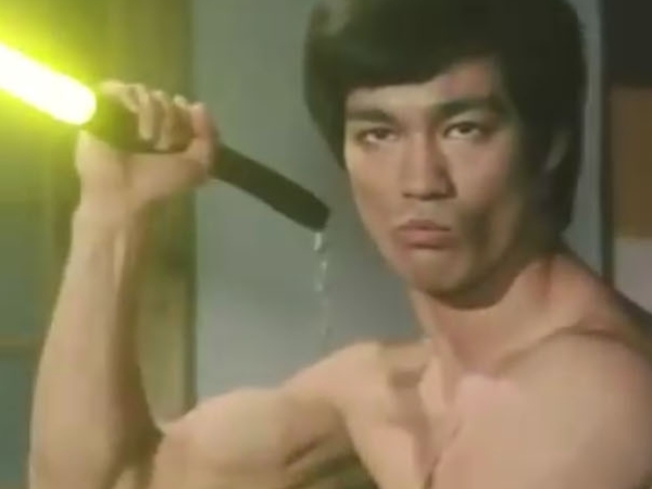 李小龍《精武門》經典對戰影片橋段星戰版本，光劍雙截棍讓人驚呼！