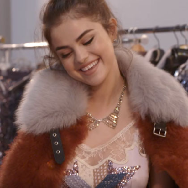 十足女人味！賽琳娜 COACH 最新一季代言曝光，性感小露事業線