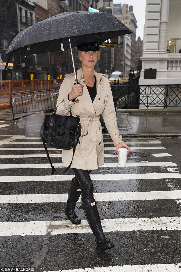 好美!「地表最強千金」 Nicky Hilton 「雨中時尚」漫步紐約街頭!美得像拍電影!