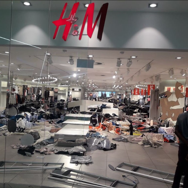 H&M 種族歧視爭議持續延燒，南非店鋪遭破壞暫停營業！