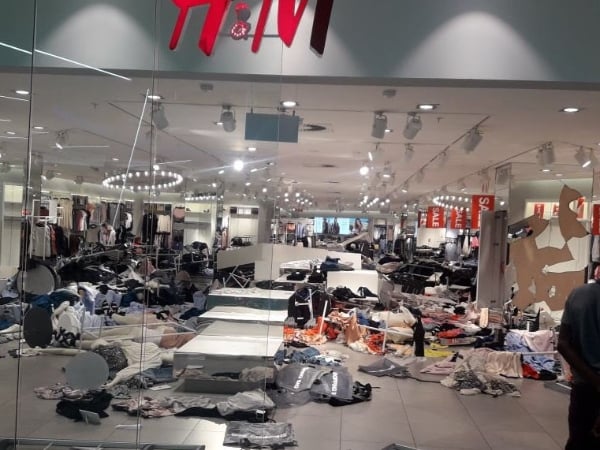 H&M 種族歧視爭議持續延燒，南非店鋪遭破壞暫停營業！