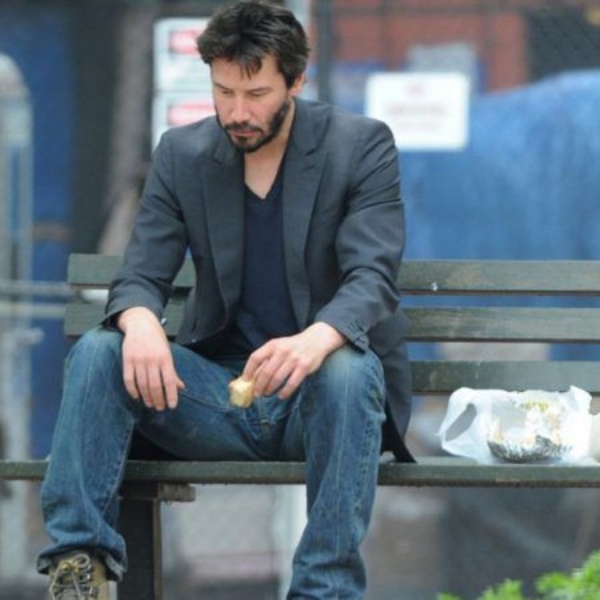 乘客行李超重即幫手！男神基努李維的悲慘經歷