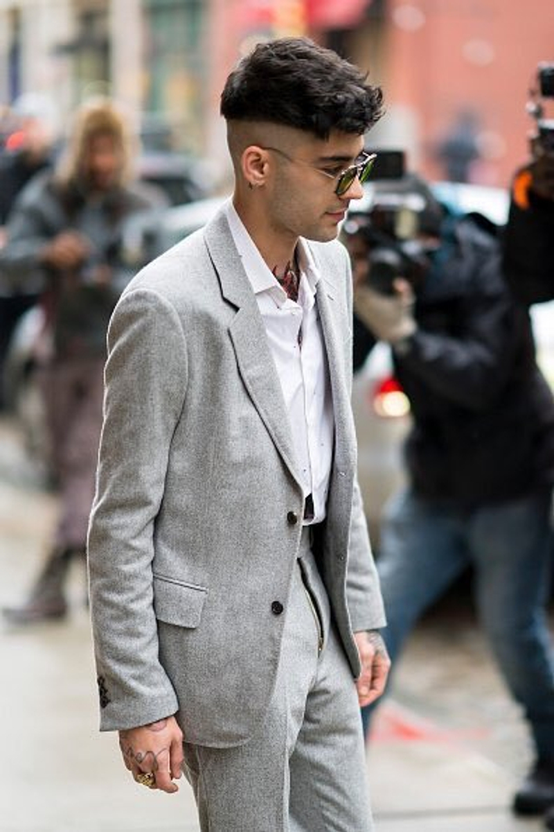 赞恩穿上整套灰色西装 胸前开扣露出性感刺青!