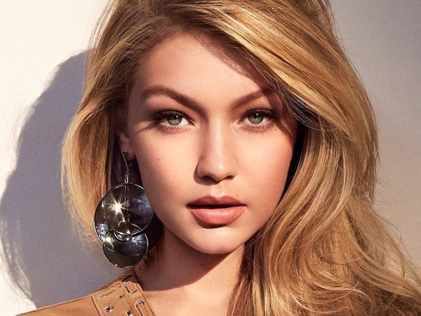 超時尚！超模 Gigi Hadid 引領風潮腳穿「這雙」銀色球鞋逛街！美到不行！