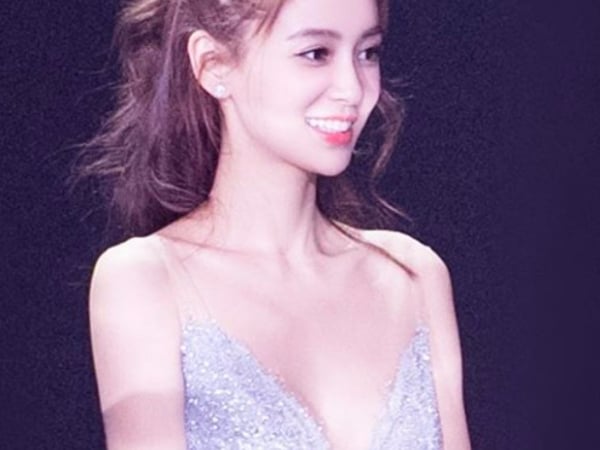 秀雪乳！Angelababy 深V夢幻禮服出席微博之夜！超美尺度大開！