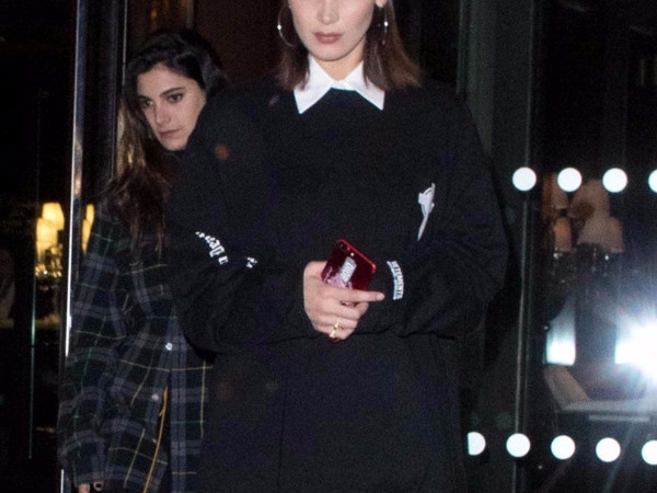 好有型!超模Bella Hadid 「 暗黑棺材裝」 亮相,提前著用Off-White玻璃鞋!
