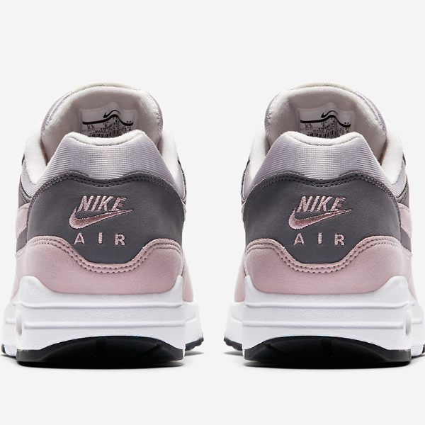 經典鞋款甜度全面升級！ Nike 釋出少女專屬「 Air Max 1 柔和粉」配色！   網友：上面寫著我的名字！