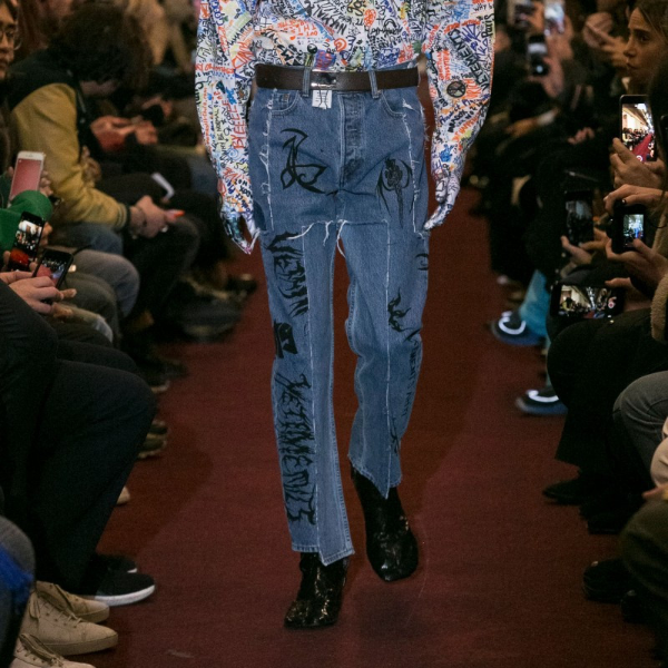 延續 Maison Margiela 靈魂？ Vetements  2018 秋冬發布會「致敬」經典鞋款而遭抨「太抄過」！