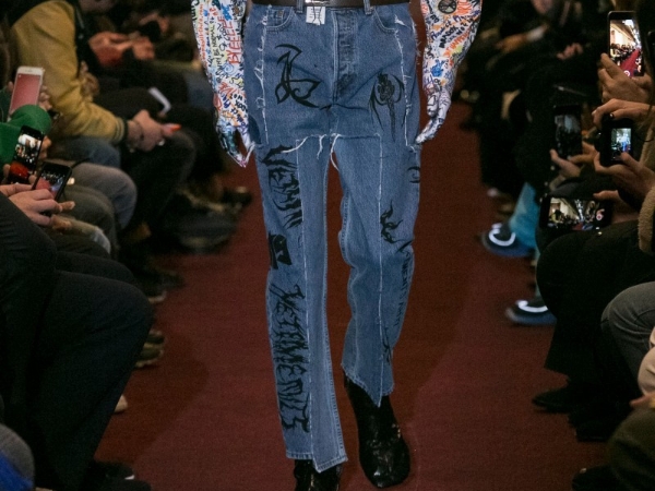 延續 Maison Margiela 靈魂？ Vetements  2018 秋冬發布會「致敬」經典鞋款而遭抨「太抄過」！