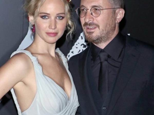越找越年輕！小珍妮佛 48 歲導演前男友　與 26 歲名模 Suki Waterhouse 私下約會！