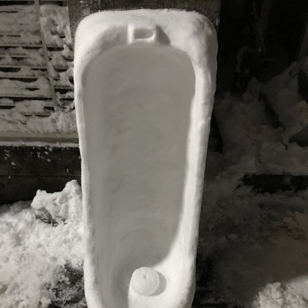 神人出沒！東京降下大雪後　路上出現大量幽默「雪雕」作品！