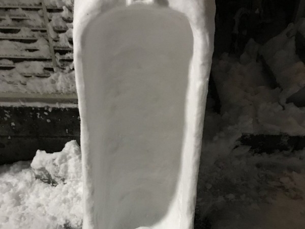 神人出沒！東京降下大雪後　路上出現大量幽默「雪雕」作品！