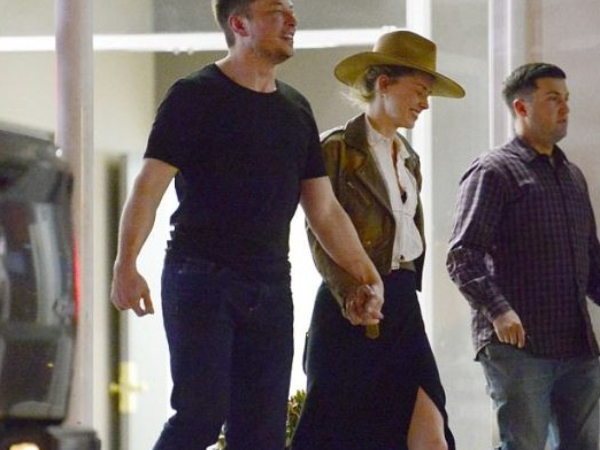 雙性戀女星 Amber Heard 一腳踏兩船?交往女友同時又重回富豪男友身邊