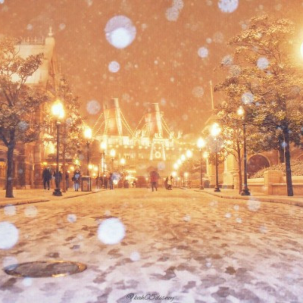 罕見限定美景！下雪的東京迪士尼樂園絕美　白色童話世界加倍夢幻！