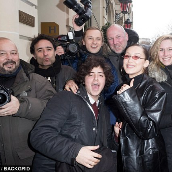 貝拉哈蒂德黑色勁裝現身，大方跟狗仔們來個大合照！