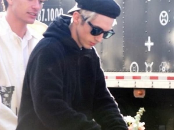 雙面人?澳洲美男 Troye Sivan 拿到粉絲獻花 下一刻竟被抓包火速丟進垃圾桶!