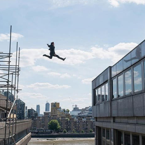 湯姆克魯斯《不可能的任務 6》最驚險跳樓場面　55 歲拍起動作片依然不要命般賣力！