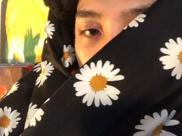 〔春搭良品〕滿版小花設計超俏皮！權志龍 IG 秀的行頭竟然是PEACEMINUSONE 最新單品