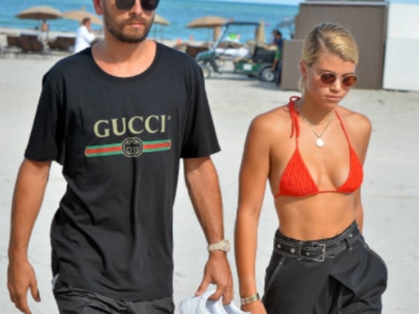 「姊夫」交往 19 歲小賈前女伴 Kendall Jenner 開嘲諷:根本是帶小孩出門!