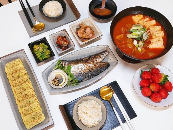 餐桌上的藝術：這位媽媽示範了何謂精緻的韓式家庭料理
