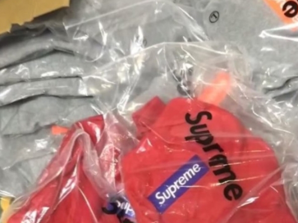 利潤比做仿鞋還高！高仿 Supreme Logo 帽 Tee 正大量流入市面