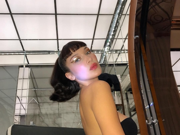 連她也剪了眉上瀏海!Bella Hadid 超誘人黑色內衣造型,展示火辣身材!