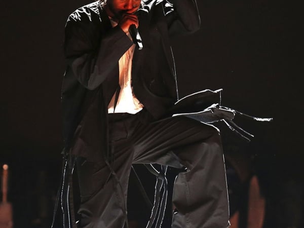 都給你帥！當代最神饒舌歌手 Kendrick Lamar 腳踩「Cortez 阿甘鞋」帥炸葛萊美頒獎典禮！