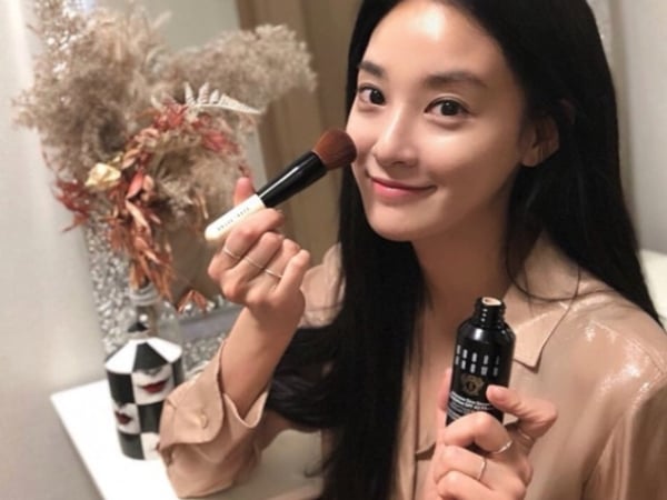 〔完售opps〕水嫩＋光澤開外掛？ Bobbi Brown 「高保濕精華粉底」新春限定包裝釋出！