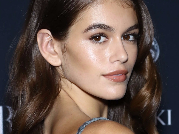 不科學！16歲「11頭身超模」Kaia Gerber 穿櫻桃洋裝約會！好漂亮！