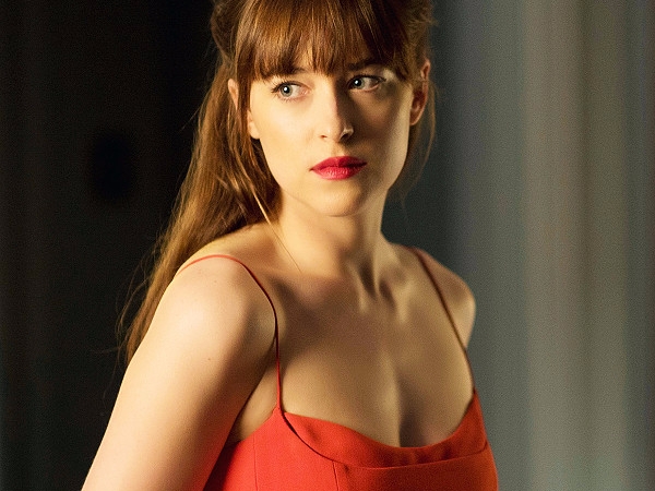 少女心!「格雷女」Dakota Johnson 迷你裙上節目,美麗長腿露出「夢幻刺青」!